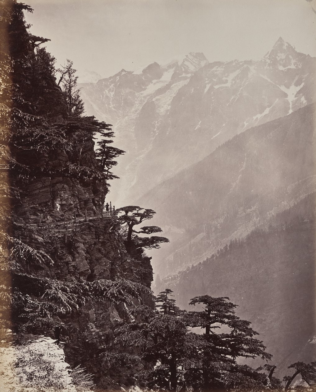 Övre Himalaya. Vy över den nya vägen nära Rogi av Samuel Bourne