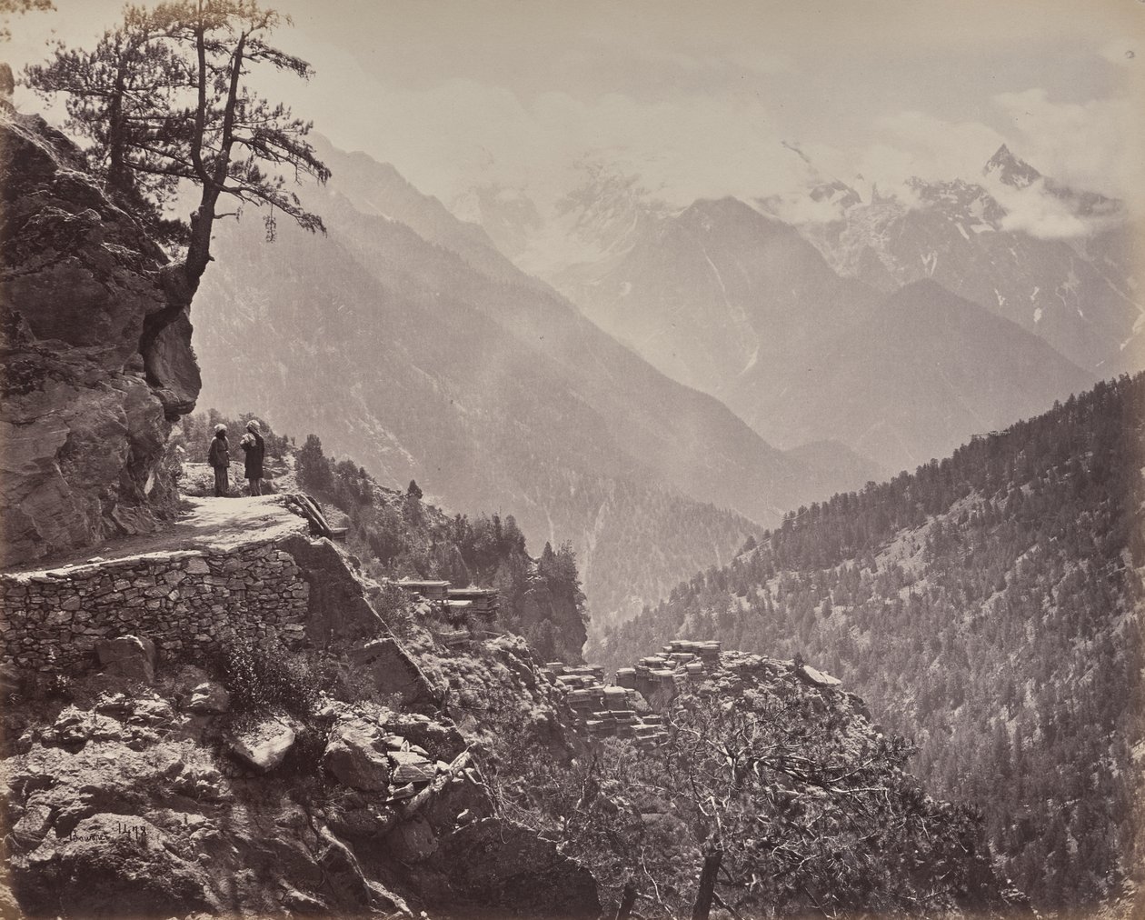 Övre Himalaya. Vy över den nya vägen mellan Indien och Kina. Mount Pangi med Kinas snötäckta toppar i fjärran av Samuel Bourne