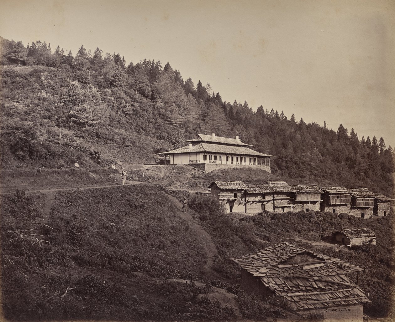 Övre Himalaya. Byn Harkundu med resandebungalow i ett rasthem av Samuel Bourne