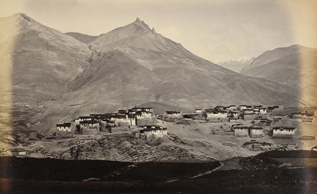 Byn Kibber, Spiti, med Chikkim i bakgrunden av Samuel Bourne