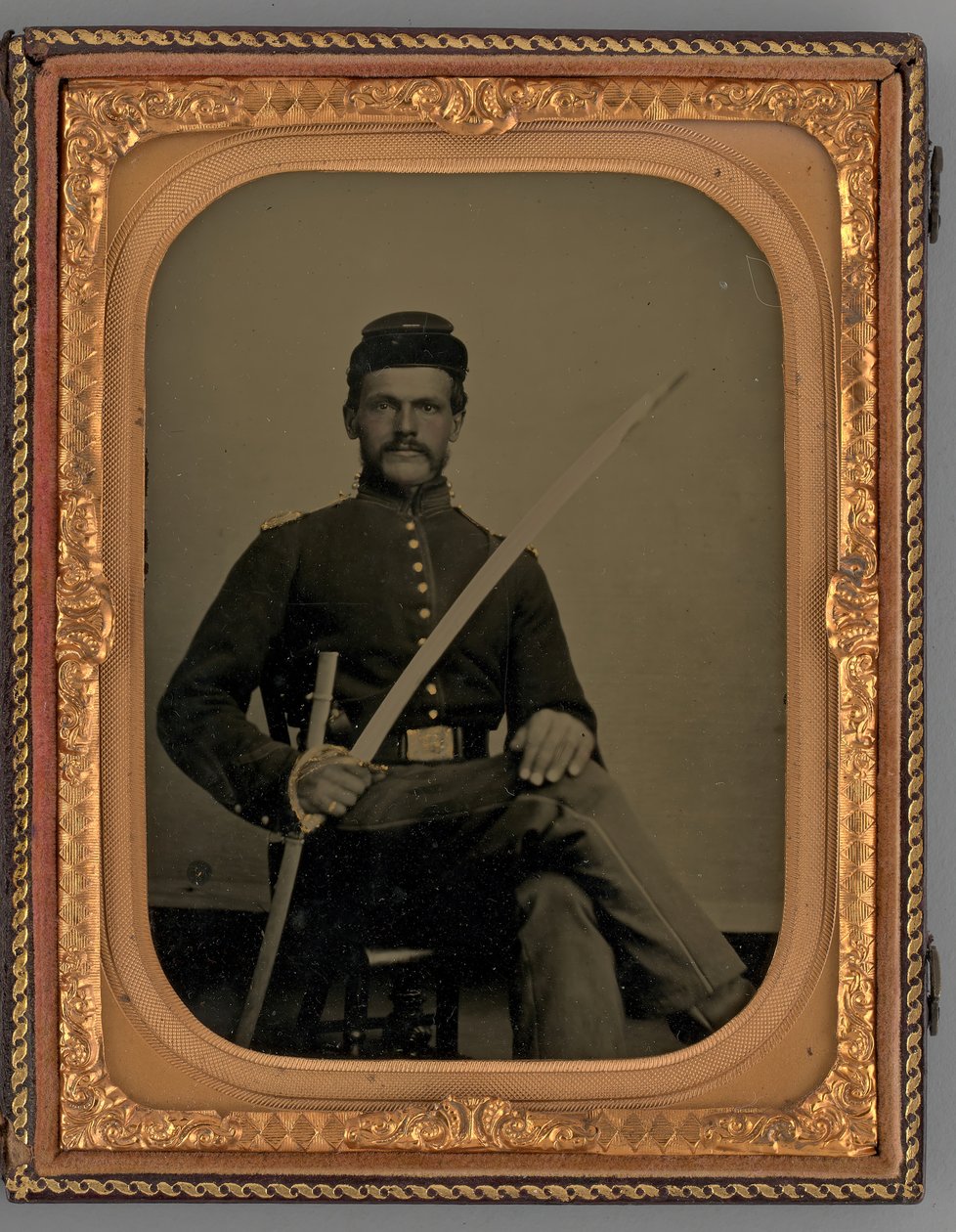 Utan titel porträtt av en sittande soldat med sabel, 1862. av Samuel J. Miller