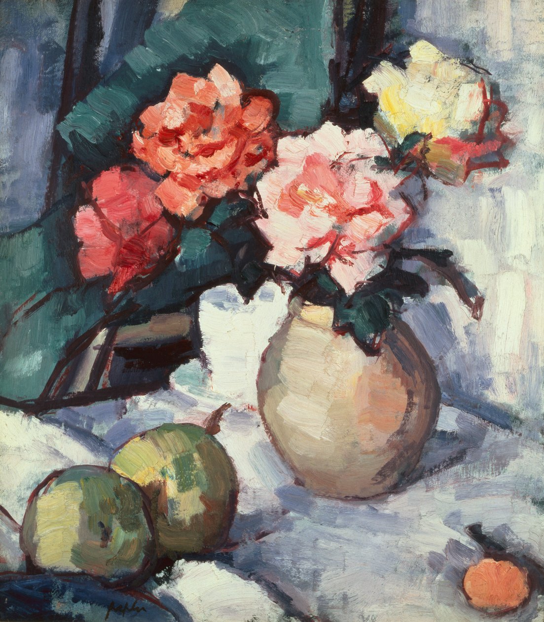 Blandade rosor i brun vas med kopp, fat och äpplen av Samuel John Peploe