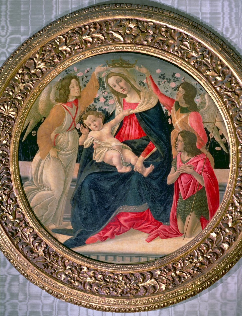 Madonna och barn med änglar och St. John (tempera på panel) av Sandro Botticelli