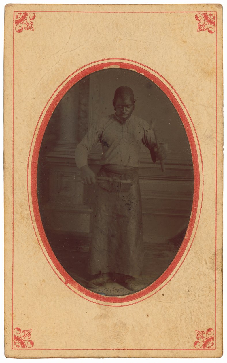 Porträtt av en man som håller i verktyg,ca. 1875 (foto) av Sarah Luse Larimer