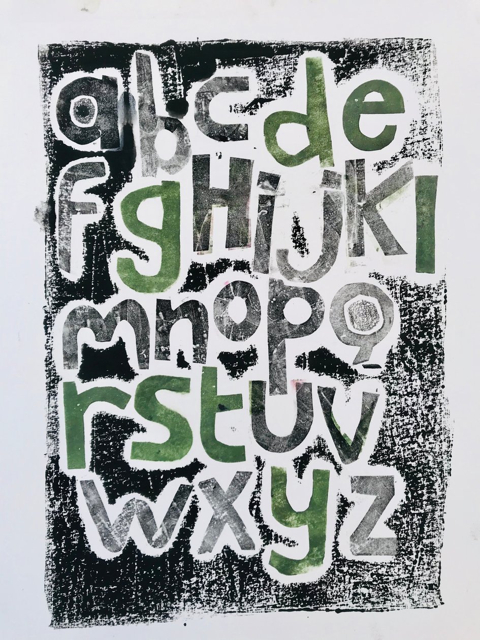 Alfabetet, 2020, (monoprint) av Sarah Thompson Engels