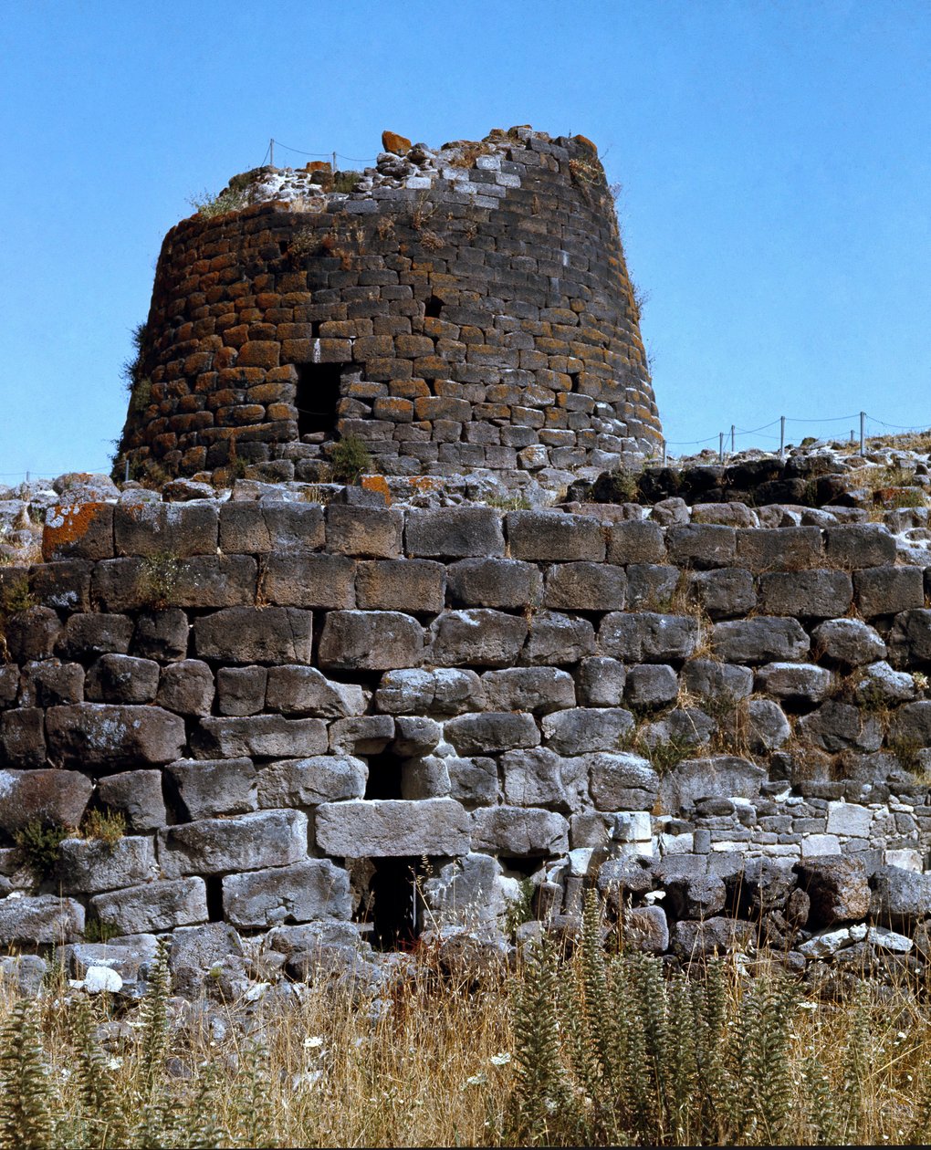 Nuragisk kultur (nuraghi) Sardinien: ruinerna av den nuragiska staden på den megalitiska platsen Santu Ante: det centrala tornet. 1600-1450 f.Kr. Torralba, Sardinien, Italien av Sardinia Nuragic Civilization