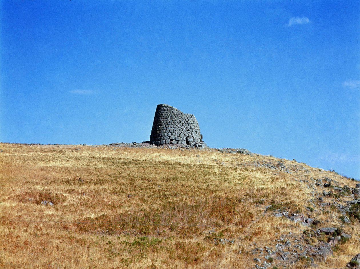 Nuragisk kultur (nuraghi) Sardinian: ruinerna av den nuragiska staden på den megalitiska platsen Macomer: ett av de nuragiska tornen. Macomer, Sardinien, Italien av Sardinia Nuragic Civilization