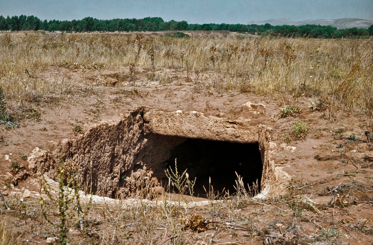 Nuragisk kultur (nuraghi) Sardinien: ruinerna av den förnuragiska staden på den megalitiska platsen Anghelu Ruju: det centrala tornet. 1900-talet f.Kr. Alghero, Sardinien Italien av Sardinia Nuragic Civilization