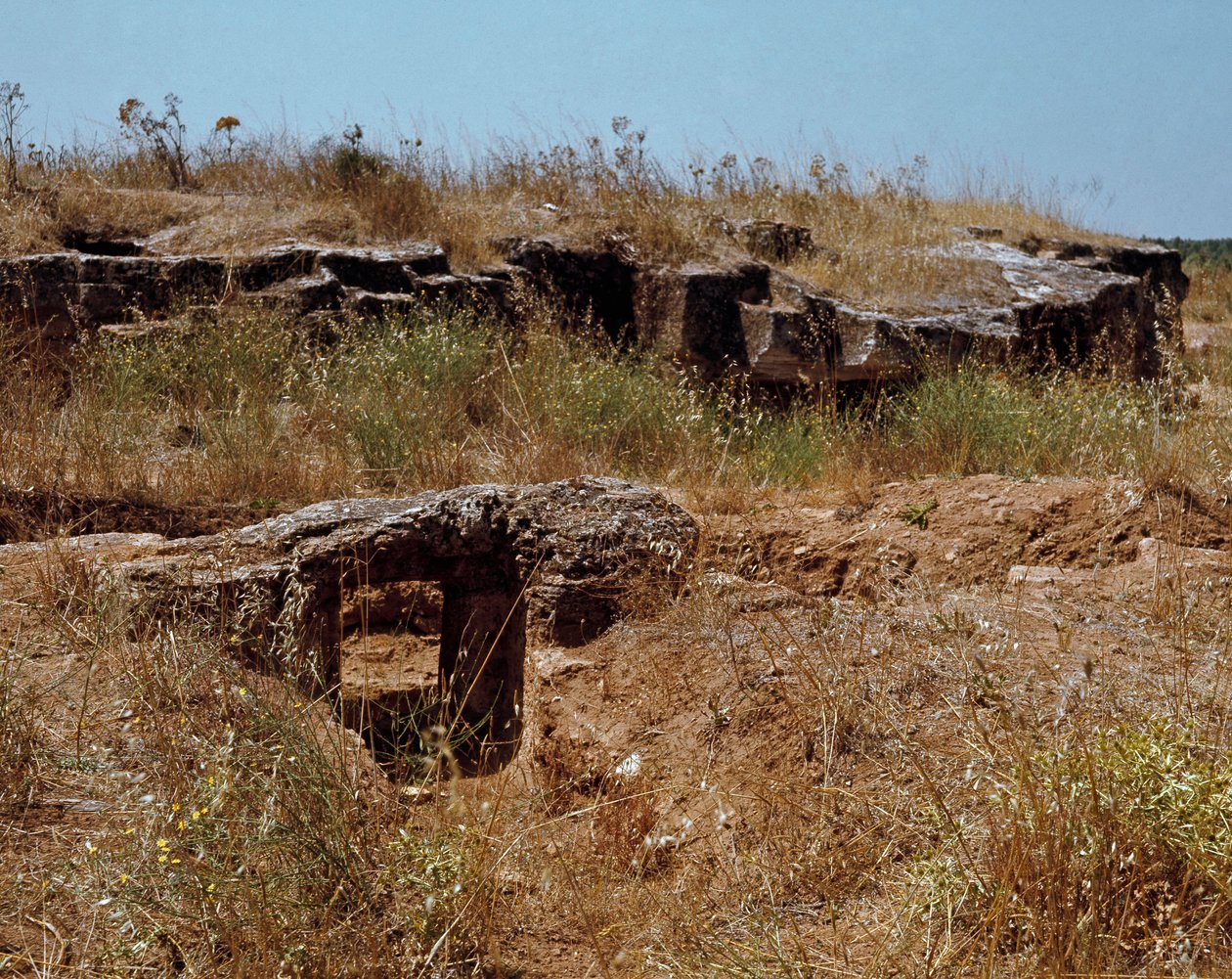 Nuragisk kultur (nuraghi) Sardinien: ruinerna av den förnuragiska staden på den megalitiska platsen Anghelu Ruju: det centrala tornet. 1900-talet f.Kr. Alghero, Sardinien, Italien av Sardinia Nuragic Civilization