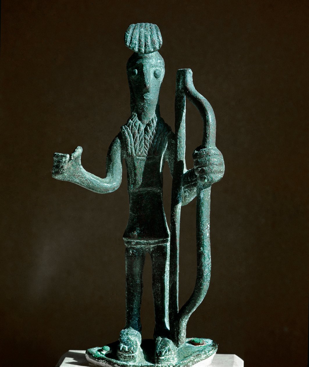 Nuragisk kultur (nuraghi) Sardinian: statyett av en krigare som drar en båge (spjut saknas) i brons. 700-talet f.Kr. Cagliari, National Archaeological Museum, Sardinien, Italien av Sardinia Nuragic Civilization