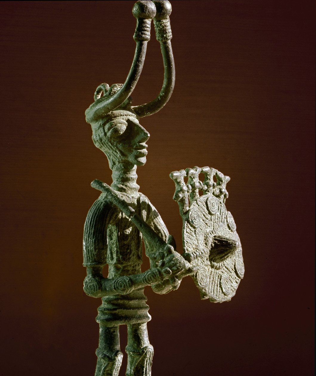 Nuragisk kultur (nuraghi) Sardinian: statyett av en krigare med en sköld och ett bronsvärd. 700-talet f.Kr. Cagliari, National Archaeological Museum, Sardinien, Italien av Sardinia Nuragic Civilization