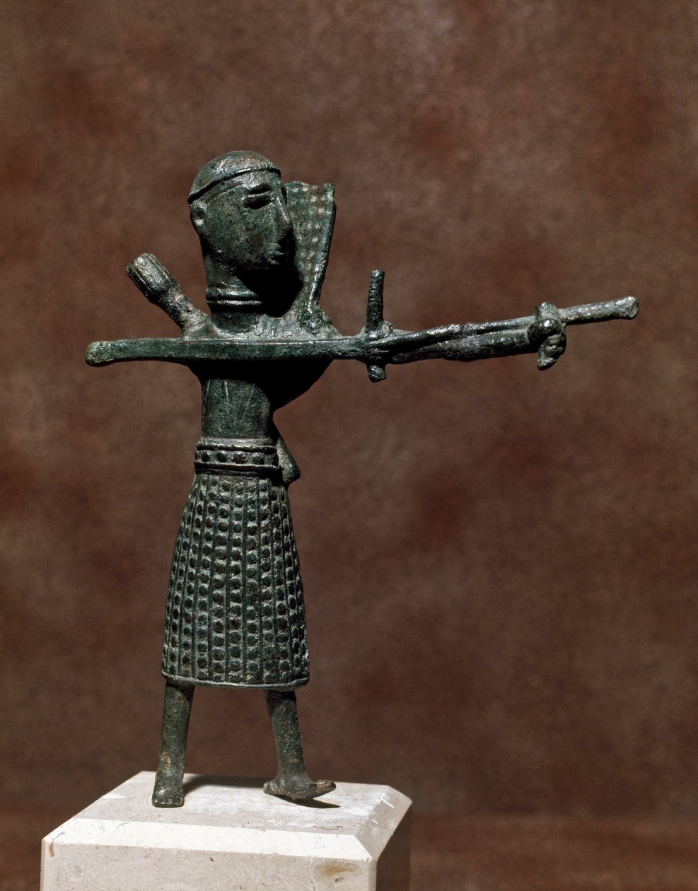 Nuragisk kultur (nuraghi) Sardinian: statyett av krigare som bär en orientalisk bronskjol. 700-talet f.Kr. Cagliari, National Archaeological Museum, Sardinien, Italien av Sardinia Nuragic Civilization