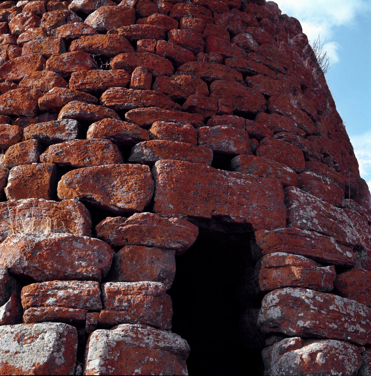 Utsikt över ingången till Nuraghe Montecodes (eller Monte-koder) i Macomer av Sardinia Nuragic Civilization