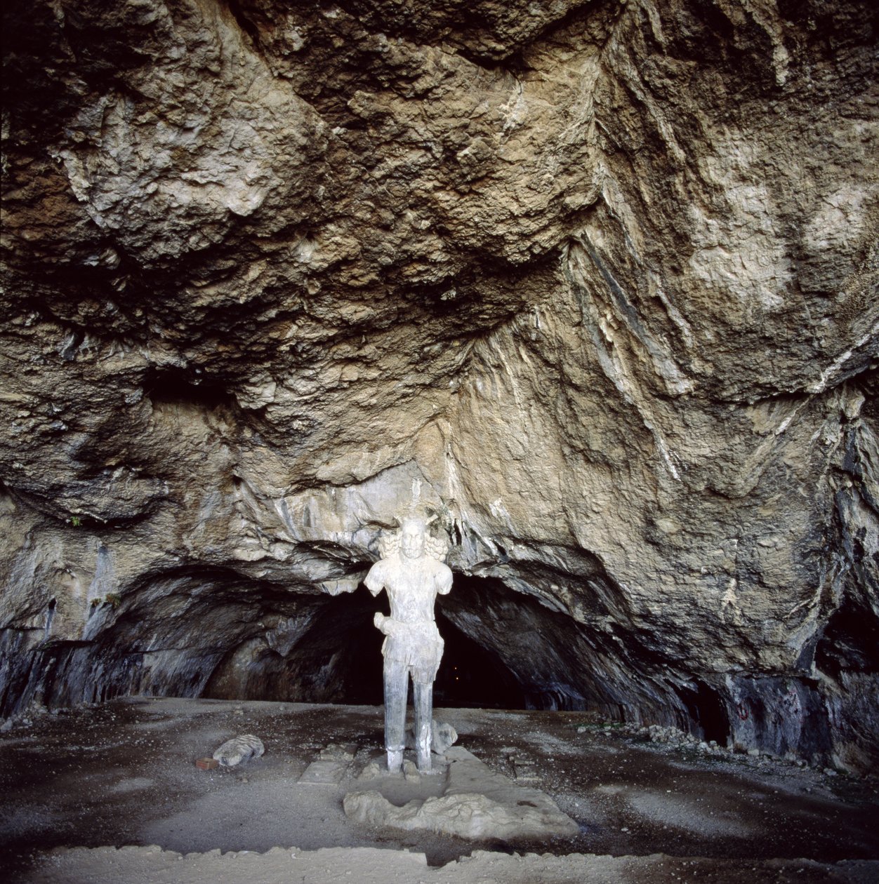 Staty av Shapur I (241-70 e.Kr.), huggen ur en stalagmit. av Sasanian