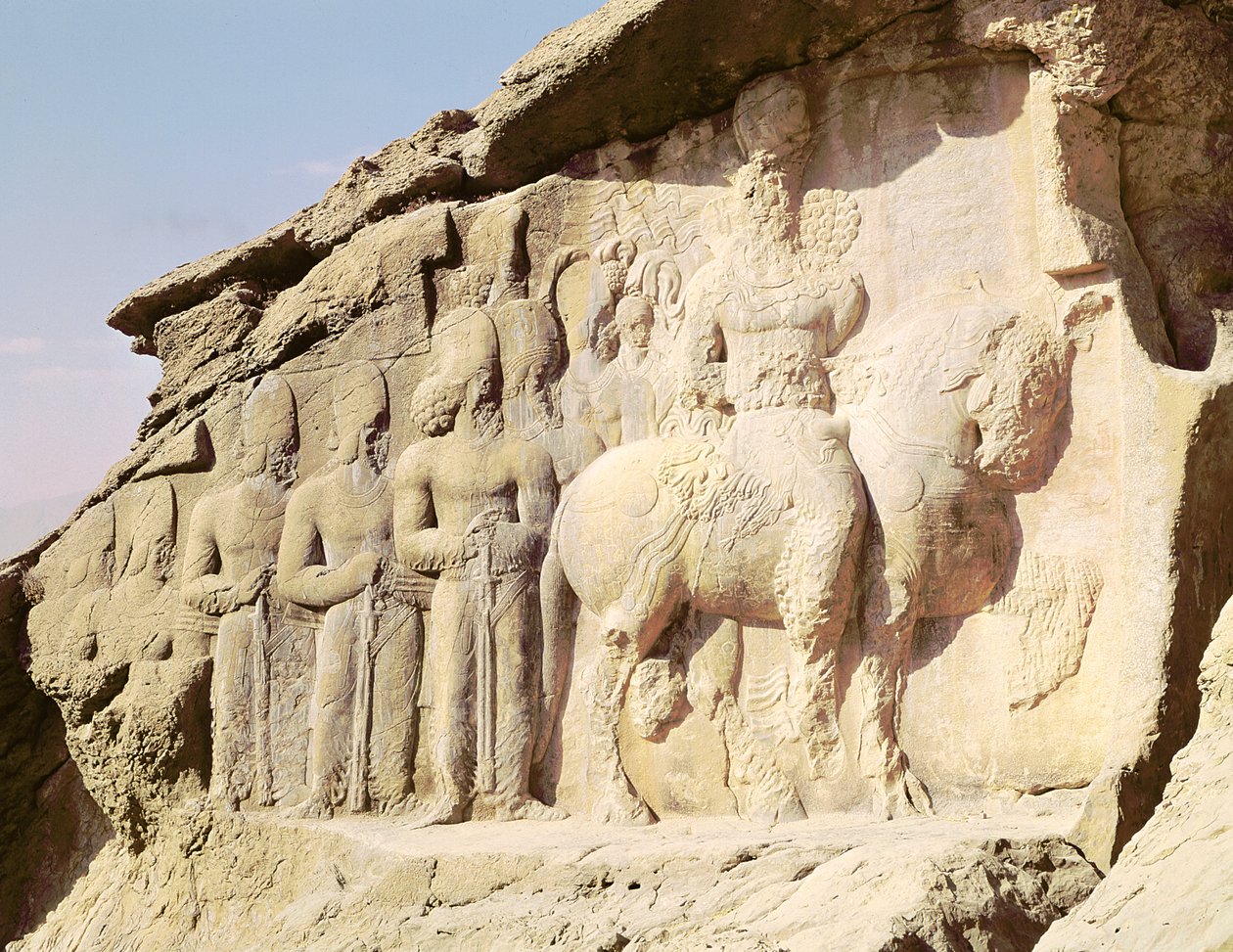 Klipprelief föreställande Shapur I (241-272 e.Kr.) och hans familj bär heraldiska emblem på sina hattar (foto) av Sasanian