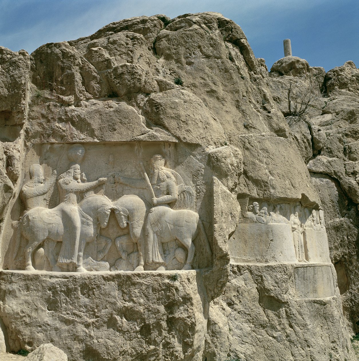 Två basreliefer, den vänstra med Bahram I:s investitur (r.273-74) och den högra visar Bahram II (r.273-93) med sin familj, andra hälften av 300-talet (sten) av Sasanian