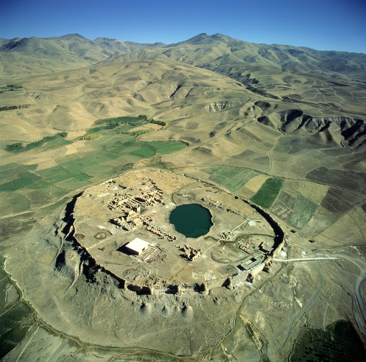 Flygfoto av Takht-e Solalman, eller Solomons tron (se även 179121) av Sasanian School