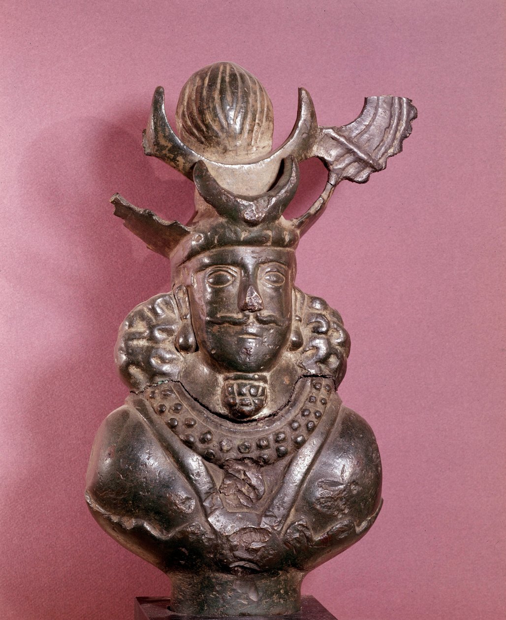 Byst av en sassanidisk kung i brons, han bär den kungliga outfiten, vars frisyr med jordgloben stödd av måncroissanter. 6-7-talet. E. Borowski Samling av Sasanian School