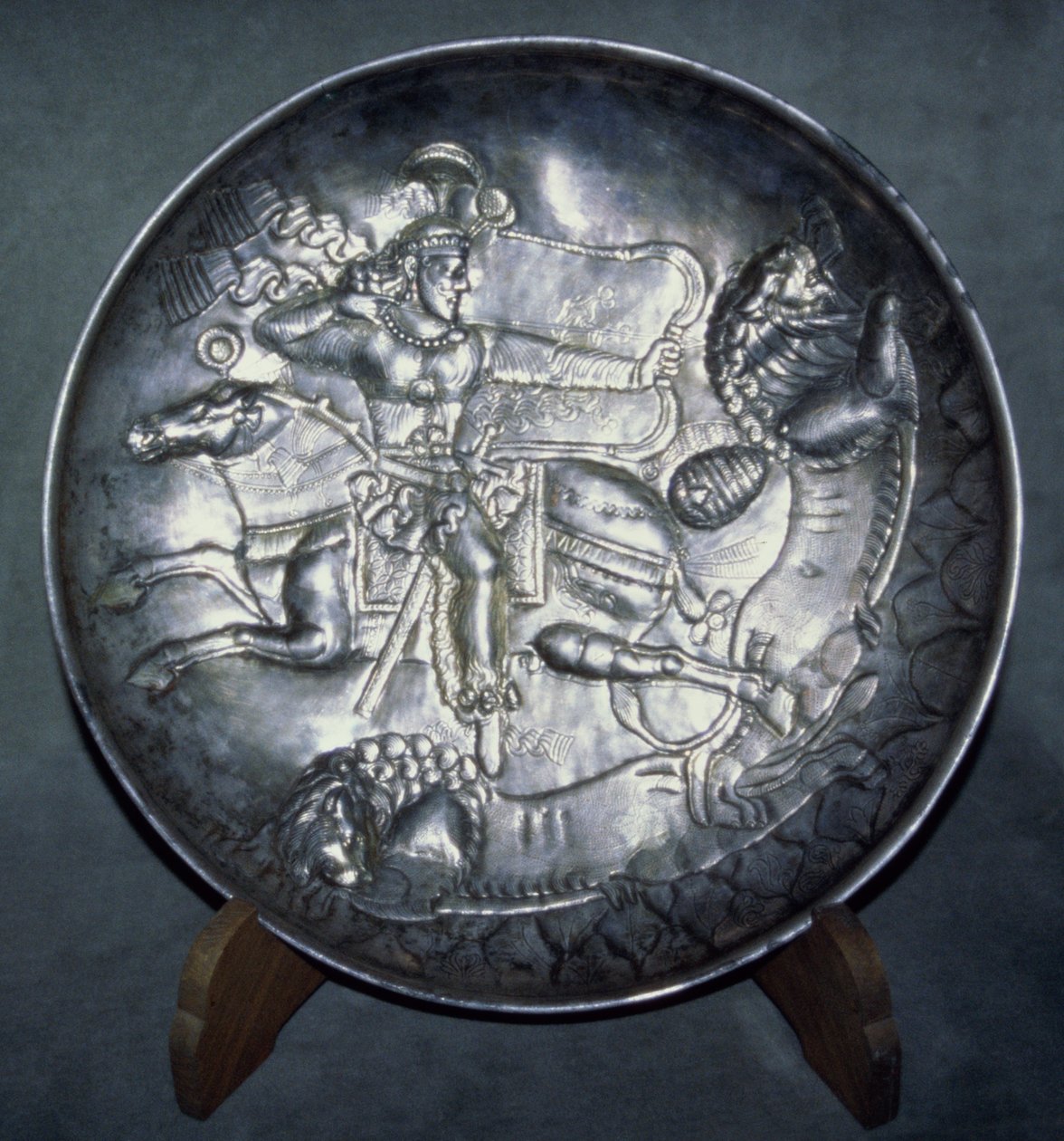 Maträtt föreställande kung Ardashir II (r.379-86), från Sari, Mazandaran, ca. AD 380 (jagat och inskuret silver) av Sasanian School