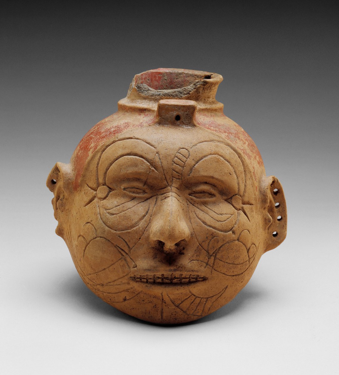 Head Effigy Vessel (buffert med rött slippigment) av School American