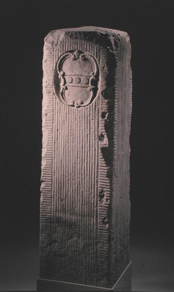 Stone Mile Marker med Penn Crest (sten) av School American