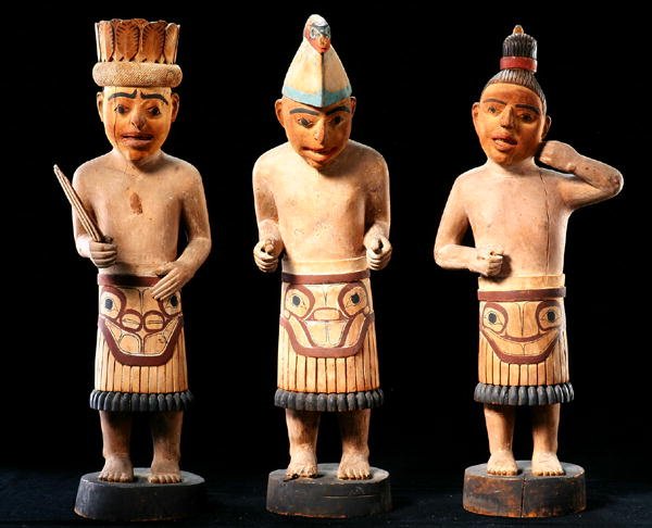 Tre shamanfigurer (målad terrakotta) av School American