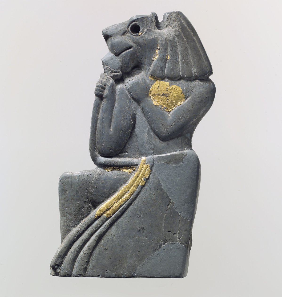 Plaquefragment: knäböjande lejonhuvad figur, c.1700-talet f.Kr. (elfenben (flodhäst), guldfolie) av School Anatolian