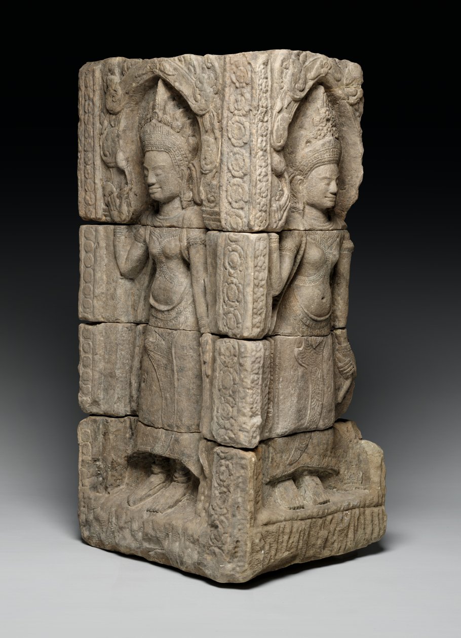 Hörnrelief med devatas, sent 1100-tidigt 1200-tal (sandsten) av School Bayon