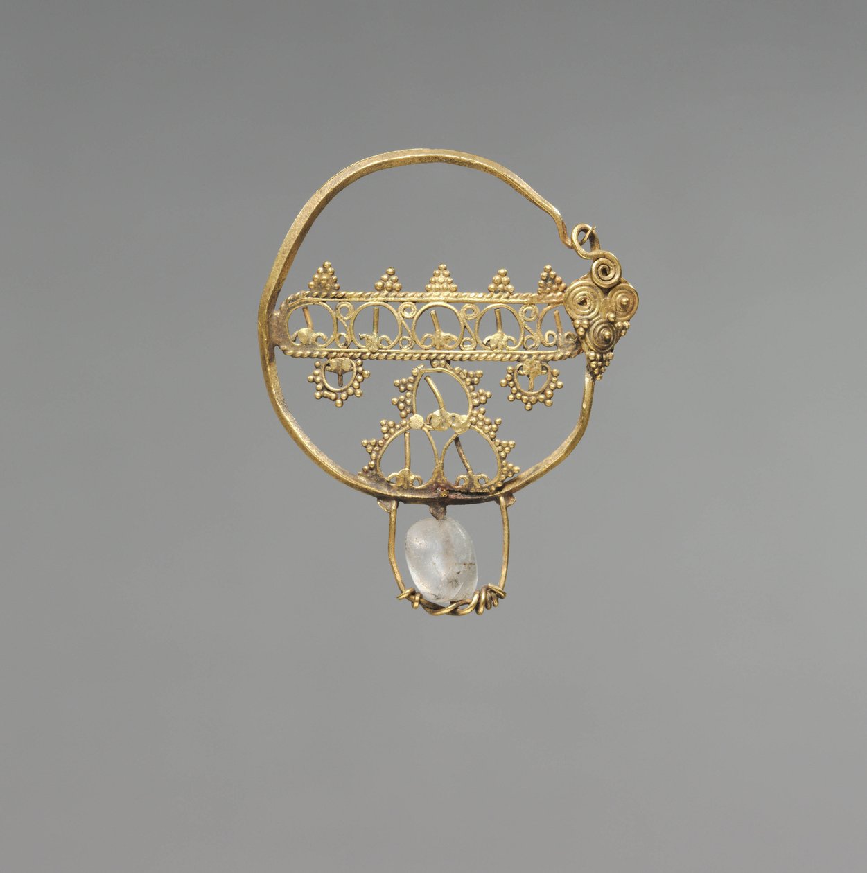 Örhänge med genombrutet, tidig bysantinsk period, 600-800 (guld med bergkristallpärla) av School Byzantine