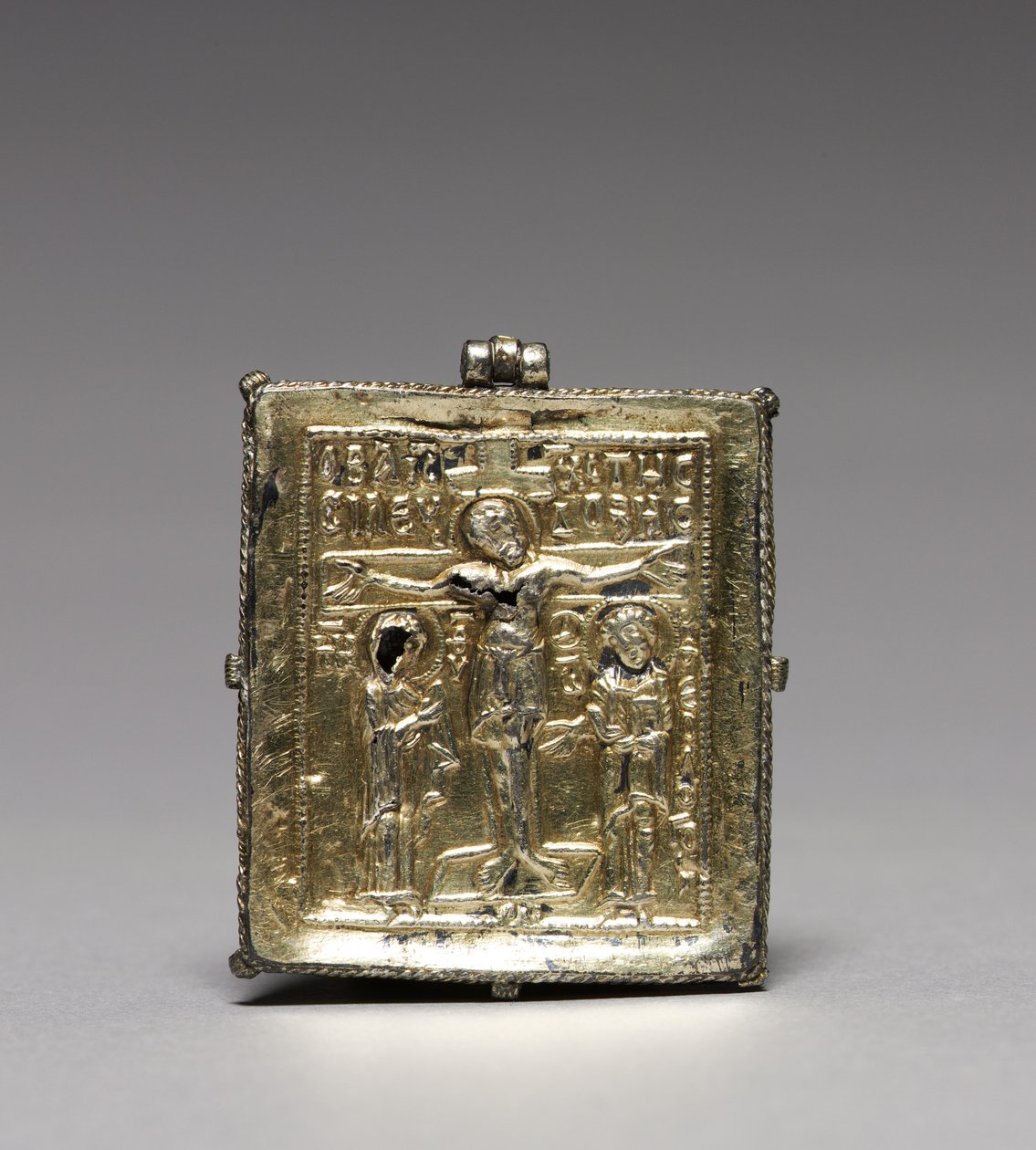 Enkolpion med korsfästelsen (fram) och heliga Theodore och George (baksida) av School Byzantine