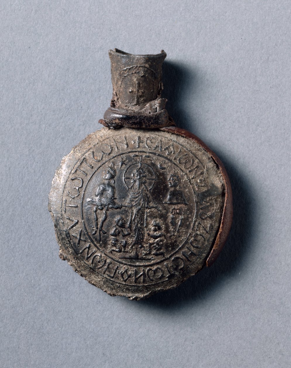 Pilgrims ampulla med scener av korsfästelsen (framifrån) och himmelsfärden (baksidan), c.600 (tenn-blylegering med läderfragment) av School Byzantine