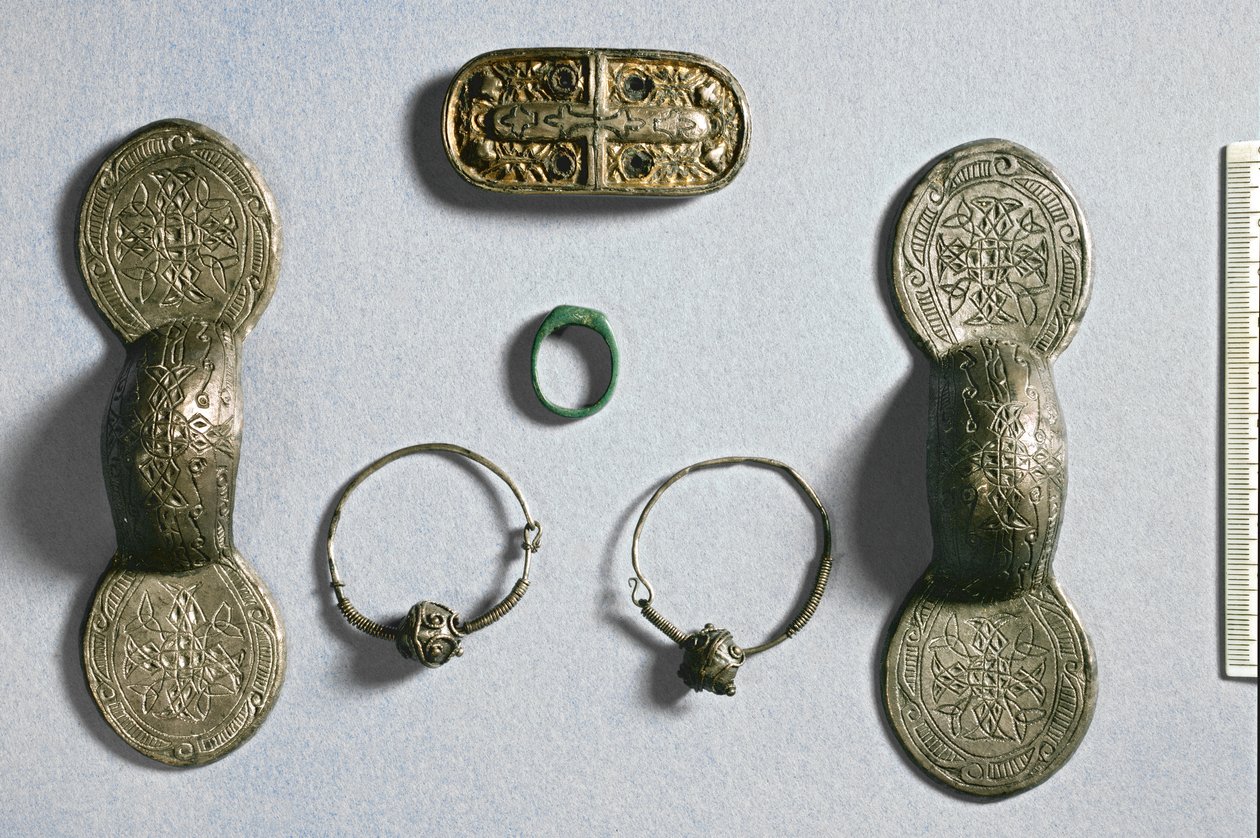 Smycken från Camon, Amiens, Somme, karolingiska, 700-1000-tal (silver, förgylld brons) av School Carolingian