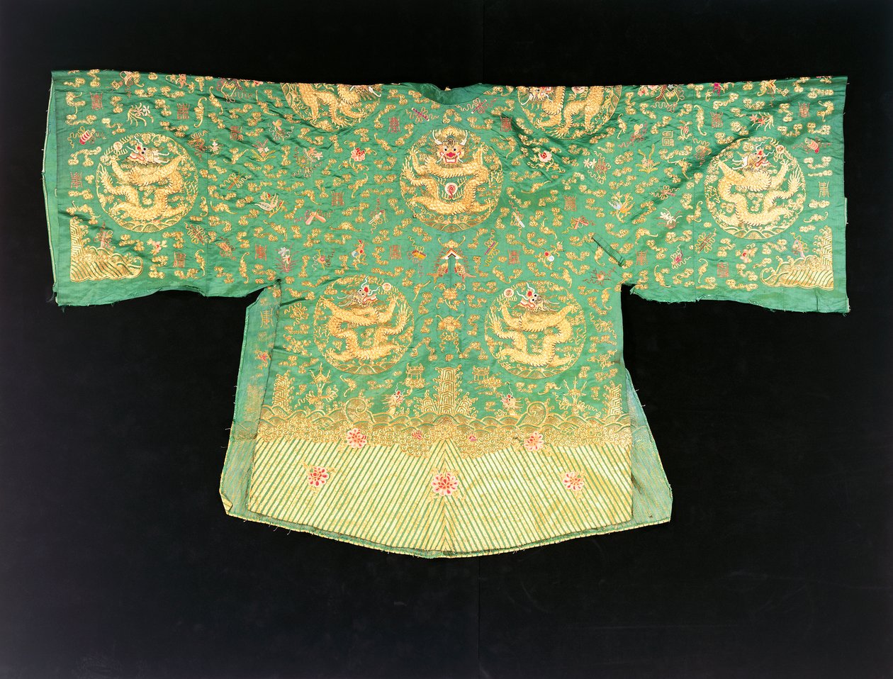 En kinesisk drakrock av olivgrön satin (satin) av School Chinese
