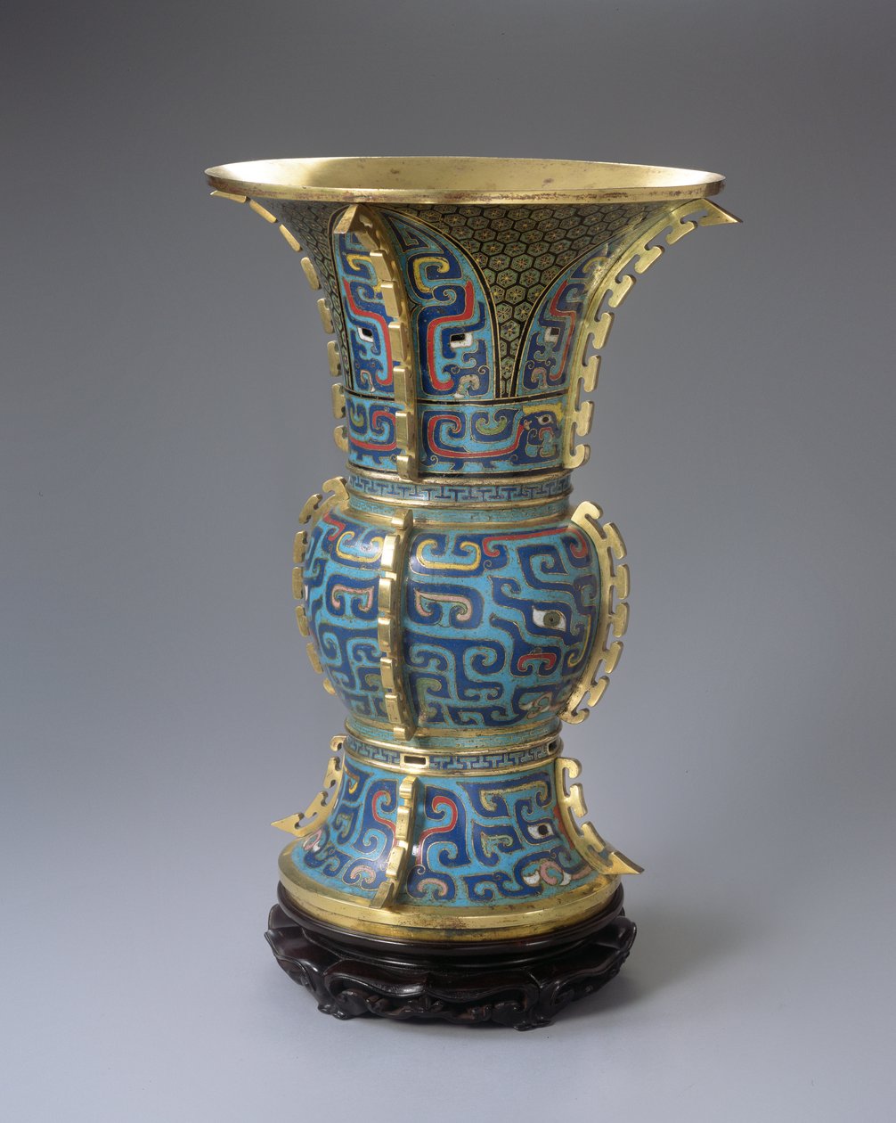 En Zun-formad vas och stativ (cloisonne-emalj & zitan) (se även 272146) av School Chinese