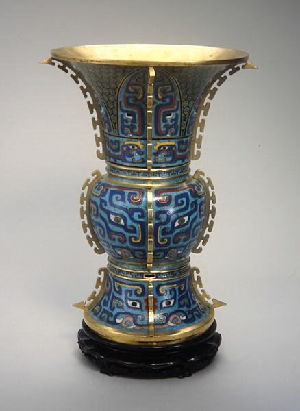 En Zun-formad vas och stativ (cloisonne-emalj & zitan) (se även 272147) av School Chinese
