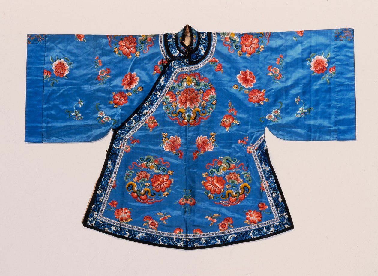 En informell dräkt av förgätmigej-blå satäng, broderad i siden med pion- och fjärilsrundeller spridda med lotusblommor, persikor och annan frukt och blommor (satin, siden) av School Chinese