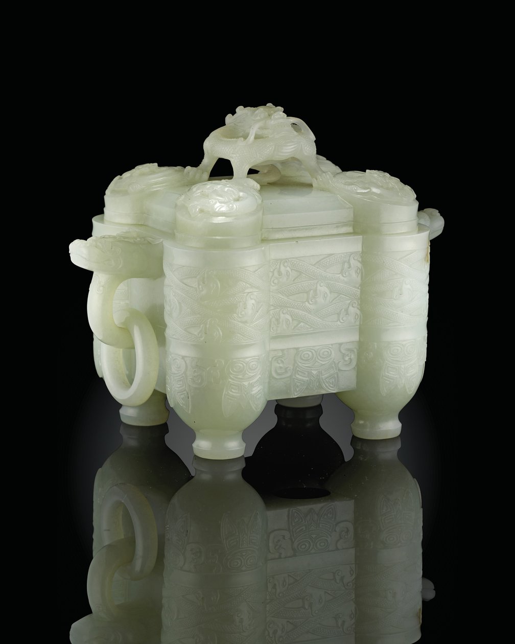 Arkaistiskt kärl och omslag, Tulu, Qianlong Period (1736-95) (blek celadon jade) (se även 619015) av School Chinese
