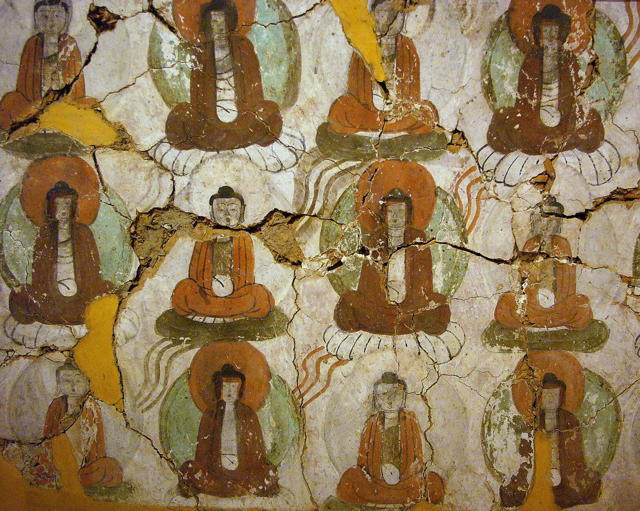 Buddhor målade från 900-talet, på ett fragment av väggmålning från "Grottorna med tusen buddhor" i Kumtura, Xinjiang autonoma region. Fotografi, Seouls nationalmuseum, Republiken Korea, 2006. av School Chinese