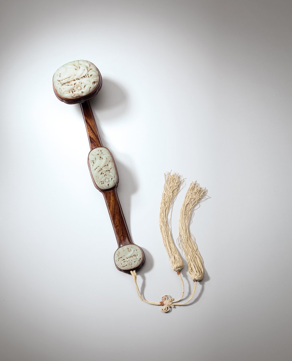Ristade gråaktig-grön jade-inlagd Ruyi Sceptre, Yuan till tidig Ming-dynastin av School Chinese