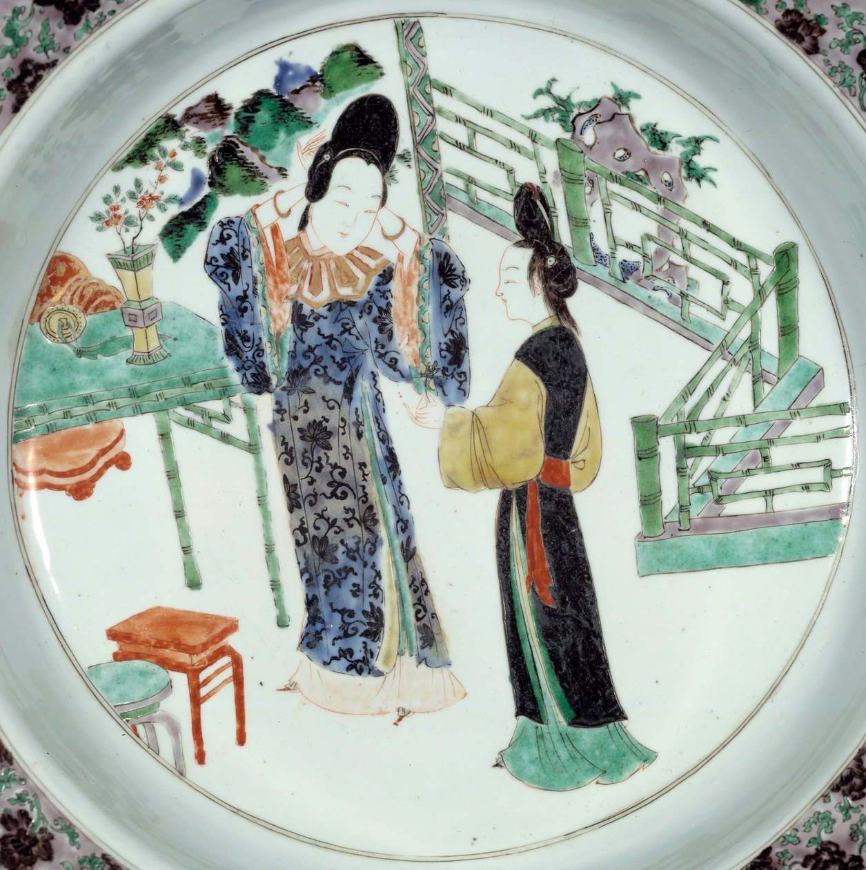 Kinesisk konst: "" Två elegant stilade kvinnor"" Keramiktallrik från 1700-talet. Paris, Guimet-museet, Nationalmuseet för asiatisk konst av School Chinese