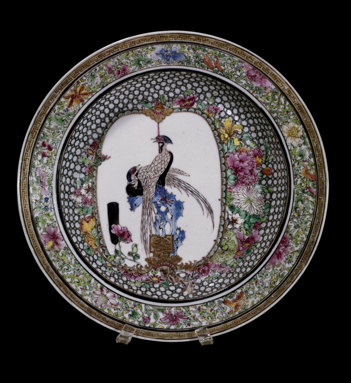Kinesisk konst: keramisk tallrik från den rosa familjen dekorerad med fåglar och blommor. Qianlong Reg. (1736-1795). Paris, Musee Guimet, Musee national des Arts Asian. av School Chinese
