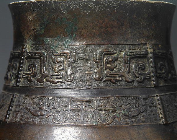 Detalj av en Hu-vas med gjuten dekoration (brons) (detalj av 272172) (se även 272174) av School Chinese