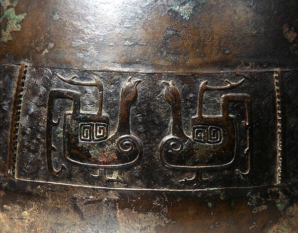 Detalj av en Hu-vas med gjuten dekoration (brons) (detalj av 272172) (se även 272173) av School Chinese