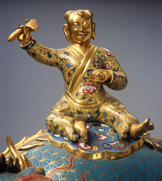 Detalj av en ryttare från ett par Qilin, Qianlong-perioden (1736-95) (cloisonne och champleve-emalj med förgylld metall) (se även 272142) av School Chinese