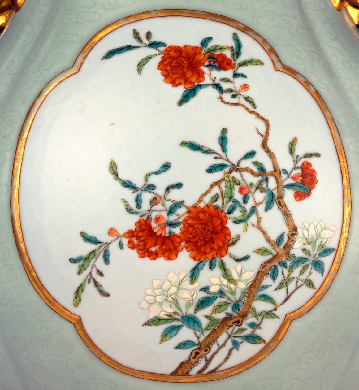 Detalj av en fin och mycket sällsynt famille rose celadon slipad vas med en förgylld kontur emalj av Prunus och rosor av School Chinese
