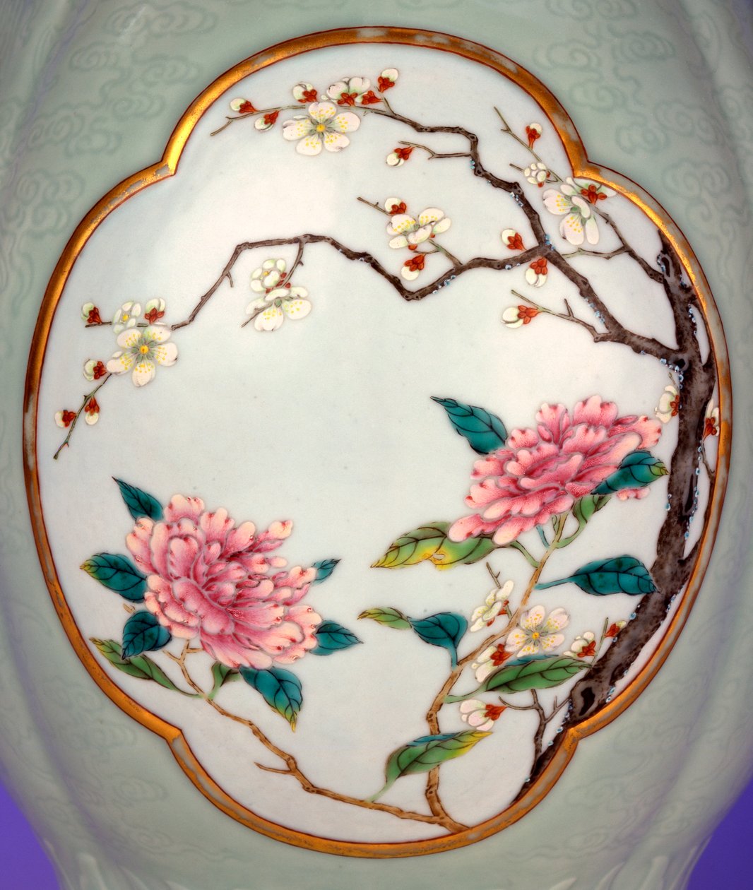 Detalj av en fin och mycket sällsynt famille rose celadon slipad vas med en förgylld kontur emalj av Prunus och rosor av School Chinese