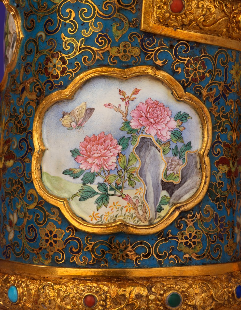 Detalj av en emaljkartouche från en magnifik kejserlig guld-, cloisonne- och Beijing-emalj, Duomuhu, graverad Qianlong fyrteckenmärke och från perioden, Palace Workshops av School Chinese