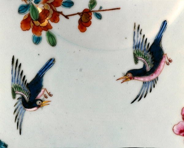 Detalj av två fåglar i flykt från en Rose Famille-täckt skål, Qianlong-perioden (1736-95) c.1745 (porslin) av School Chinese