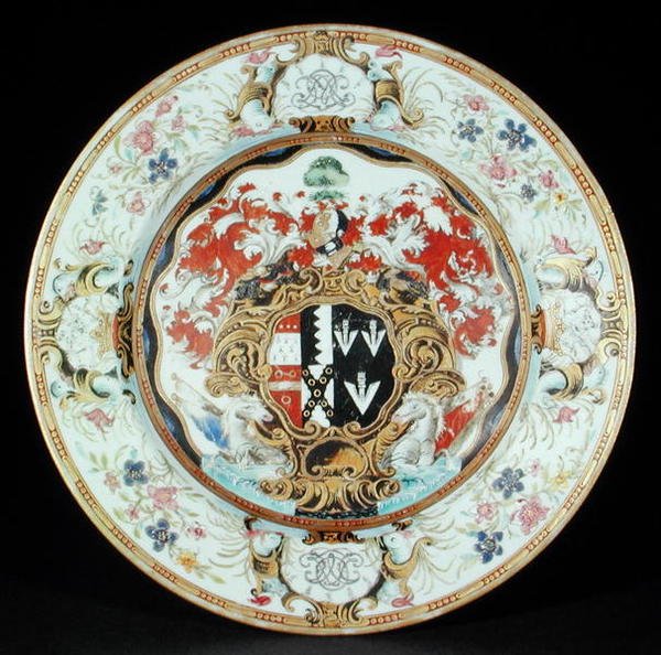 Middagstallrik målad i famille roséemaljer i rokokostil med armarna från Leake Okeover Esq., Kangxi-perioden (1662-1722) (porslin) av School Chinese