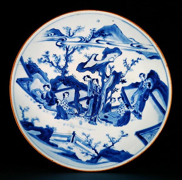 Skålen målad i underglasyrblått med damfigurer, övergångsperiod, ca 1640 (porslin) av School Chinese